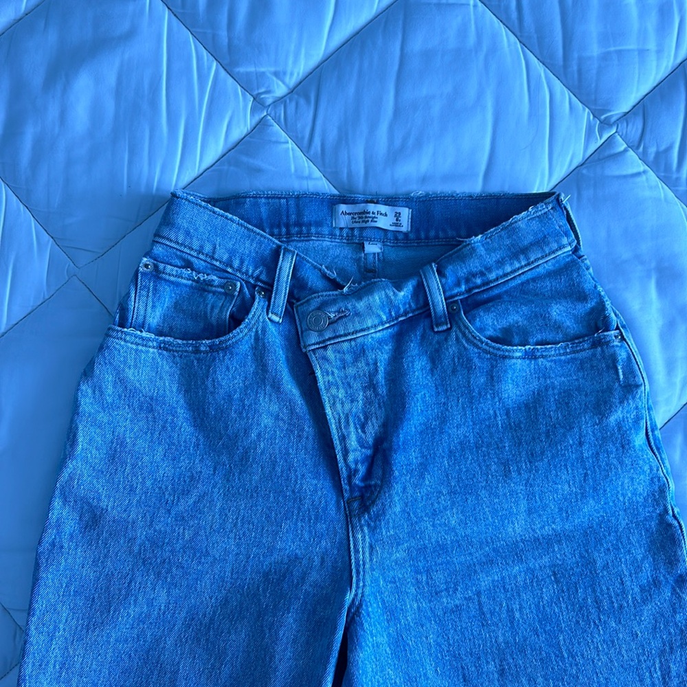 Abercrombie criss cross jeans